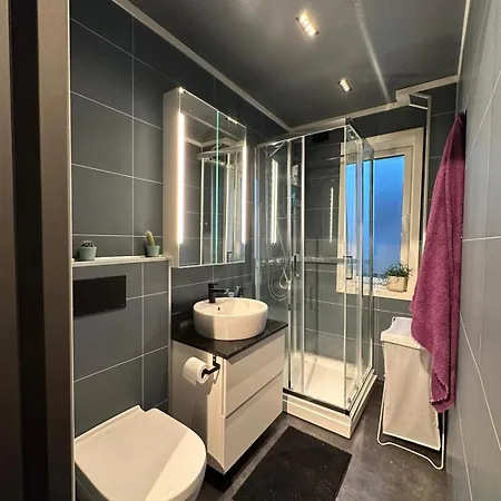 Spacious And With A Private Garden, Free Parking And Free Ev Recharging Apartamento