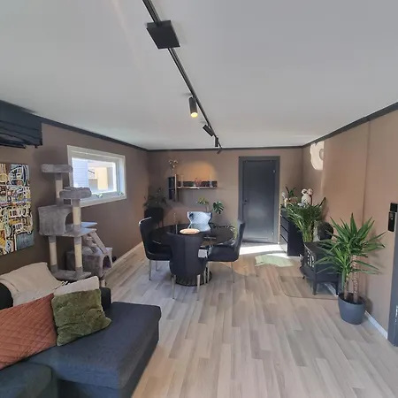 Lejlighed Spacious And With A Private Garden, Free Parking And Ev Recharging *