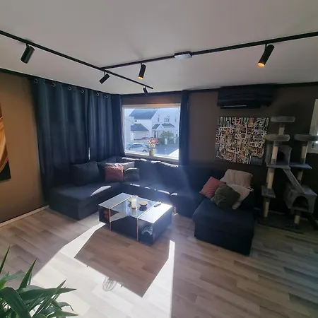 Spacious And With A Private Garden, Free Parking And Ev Recharging 아파트 스타방에르