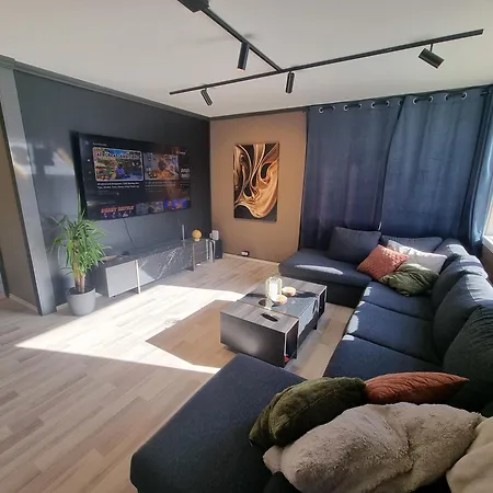 Spacious And With A Private Garden, Free Parking And Ev Recharging Lejlighed