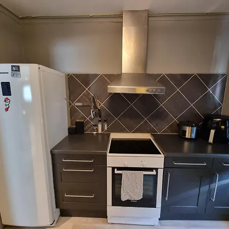 Spacious And With A Private Garden, Free Parking And Ev Recharging 아파트 스타방에르