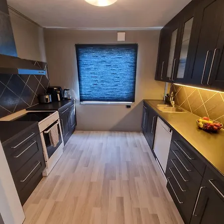 Spacious And With A Private Garden, Free Parking And Ev Recharging 아파트 스타방에르