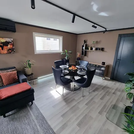 Spacious And With A Private Garden, Free Parking And Free Ev Recharging