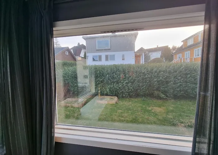 Leilighet Spacious And With A Private Garden, Free Parking And Free Ev Recharging *