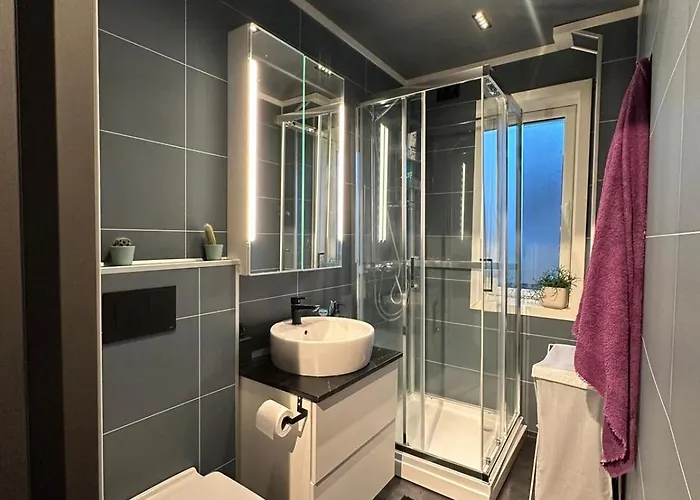 Apartamento Spacious And With A Private Garden, Free Parking And Free Ev Recharging *