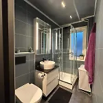 Spacious And With A Private Garden, Free Parking And Free Ev Recharging 아파트