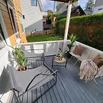 아파트 Spacious And With A Private Garden, Free Parking And Free Ev Recharging *