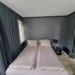 아파트 Spacious And With A Private Garden, Free Parking And Free Ev Recharging *