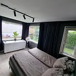Spacious And With A Private Garden, Free Parking And Free Ev Recharging 아파트