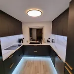 아파트 Spacious And With A Private Garden, Free Parking And Free Ev Recharging *