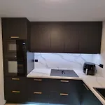 아파트 Spacious And With A Private Garden, Free Parking And Free Ev Recharging *